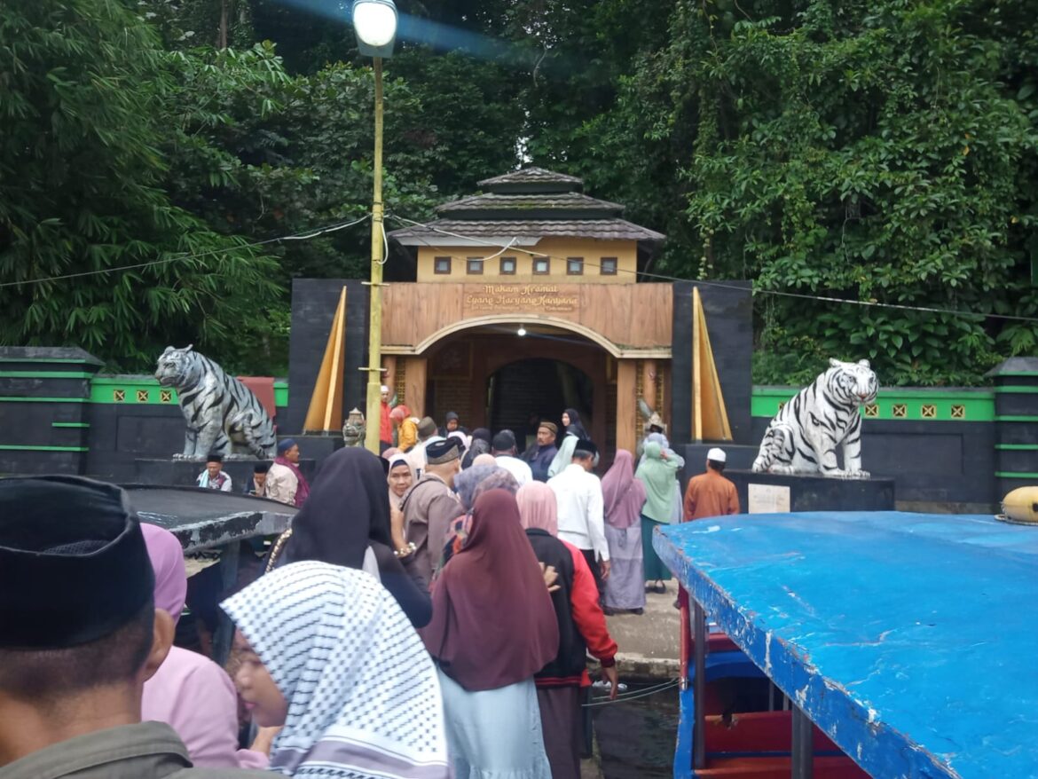 Polsek Panjalu Polres Ciamis Cek Kegiatan Warga di Obwis Situ Lengkong Panjalu