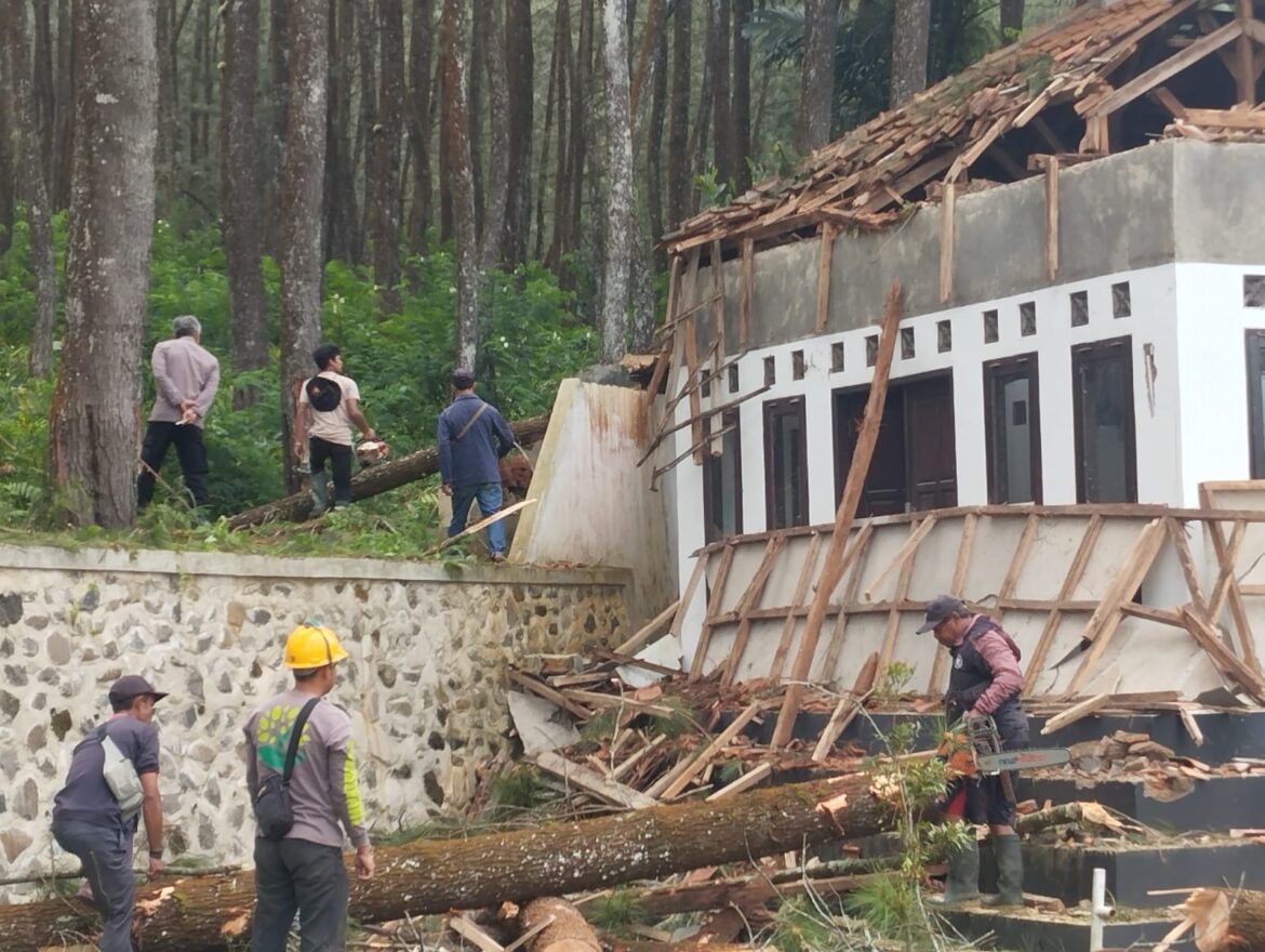 Kapolsek Cisayong Cek TKP Pohon Tumbang yang Menimpa Mushola