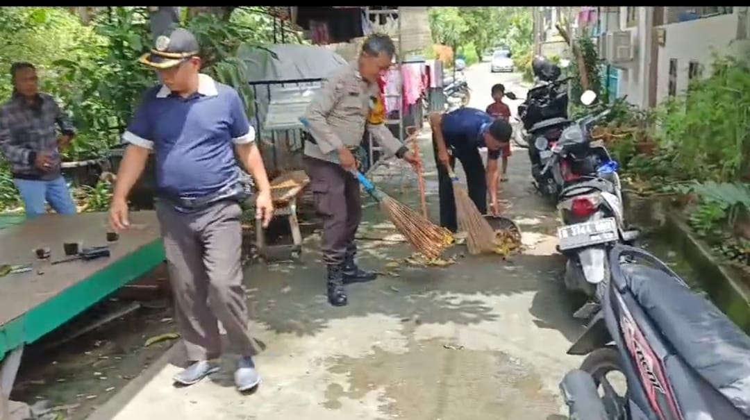 Bripka Endi Toro, Bhabinkamtibmas Kedoya Selatan Polsek Kebon Jeruk, Tanggap Bantu Warga Bersih Bersih Pascabanjir
