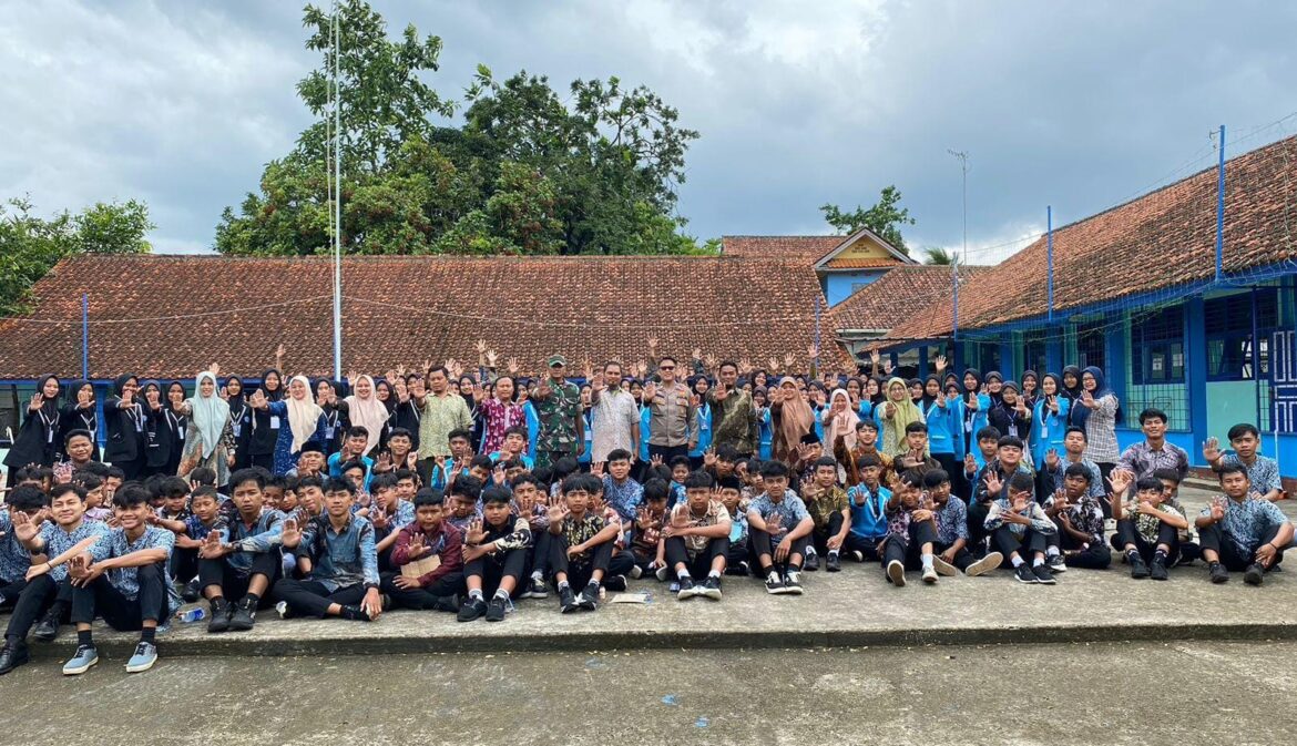 Polsek Cipaku Polres Ciamis Datang ke MTS Mujahidin Edukasi Bahaya Kenakalan Pelajar