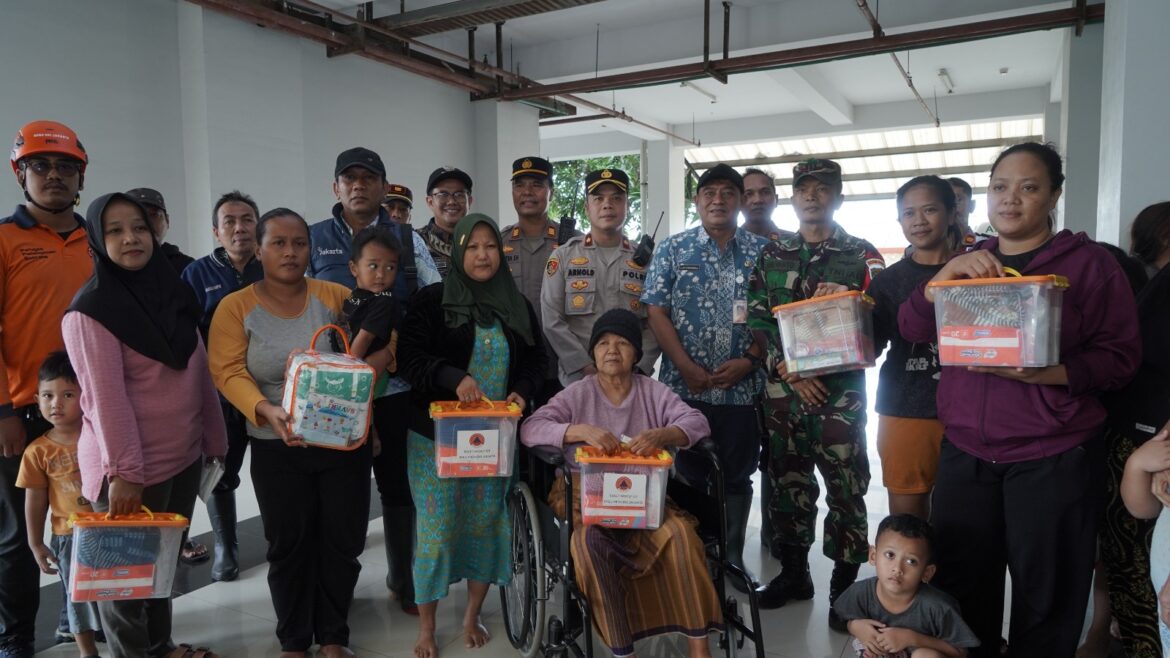 Peduli Kesehatan Warga, Polres Metro Jakarta Barat dan Polsek Kalideres Gelar Pemeriksaan Kesehatan untuk Korban Banjir