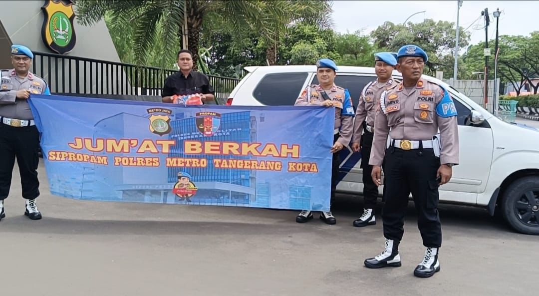 Personil Propam Membagikan Berkah Kepada Masyarakat di Hari Jum’at