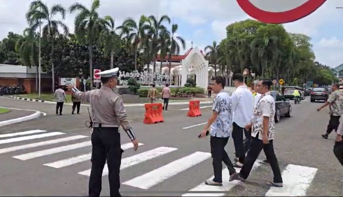 Jum’at Berkah, Lantas Polresta Bandara Bantu Pengamanan Kegiatan Sholat Jum’at di Masjid Nurul Barkah Bandara Soekarno Hatta
