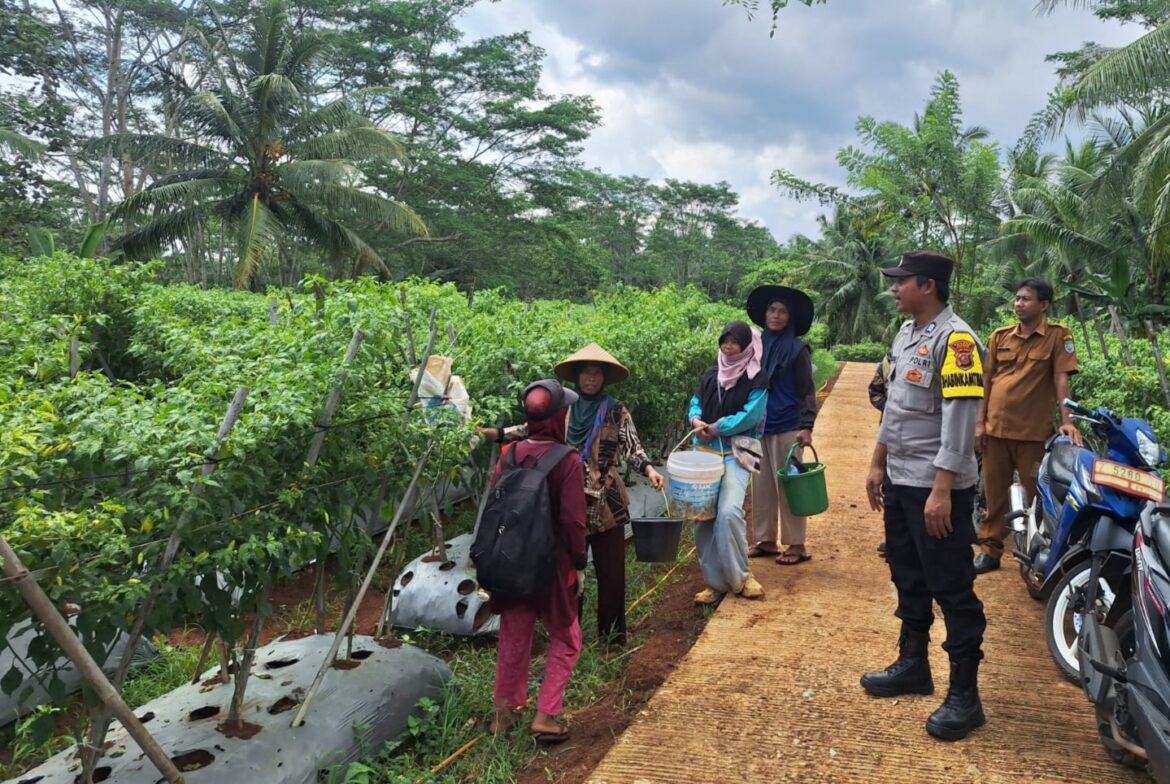 Dukung Asta Cita Presiden RI, Polsek Sukadana Ajak Warga Salakaria Buat Lahan Produktif