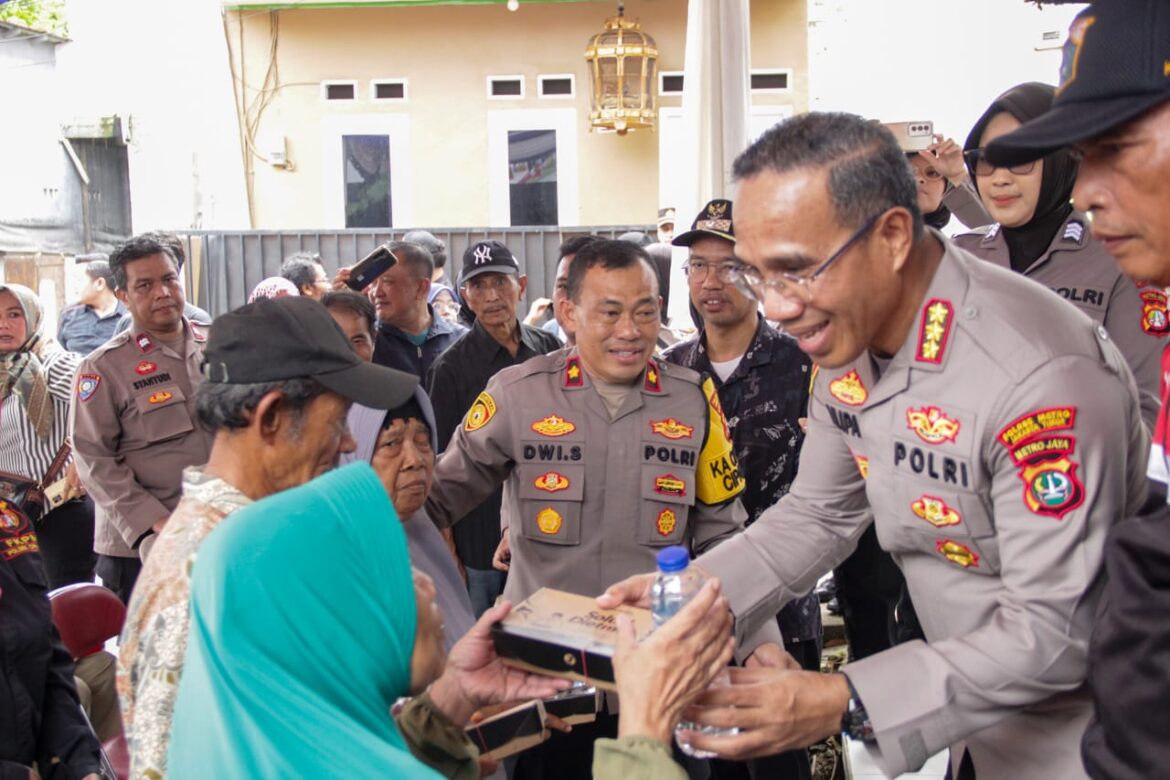 Kapolres Metro Jakarta Timur Bagikan Nasi Gratis untuk Warga Bambu Apus