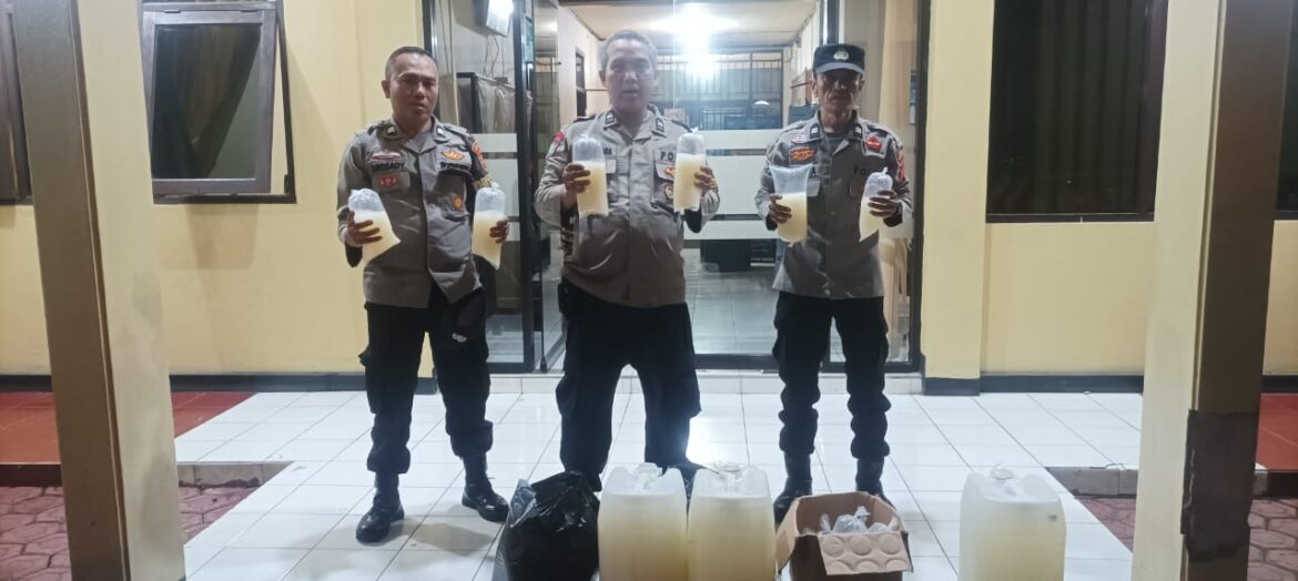 Polsek Pameungpeuk Musnahkan Miras Jenis Tuak Dalam Razia KRYD Malam Minggu