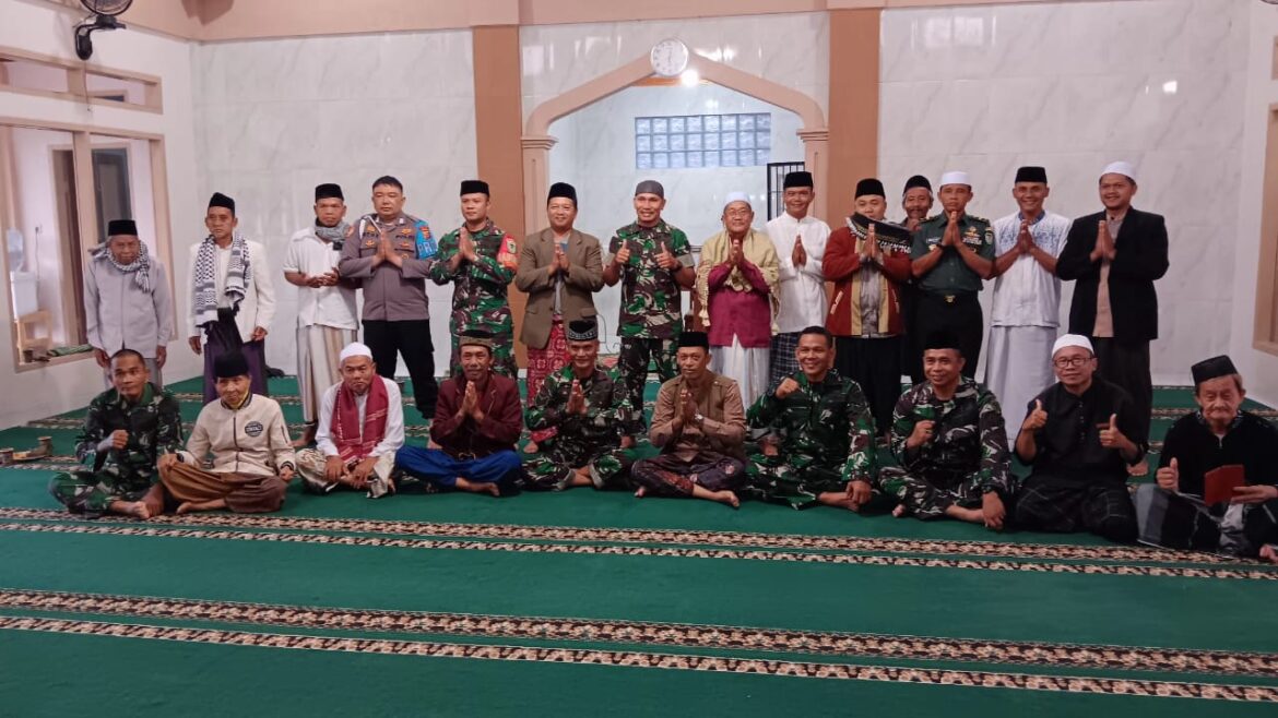 Perkuat Sinergitas, Polsek Cijeungjing Ikuti Safari Subuh Berjamaah Bersama Warga Handapherang