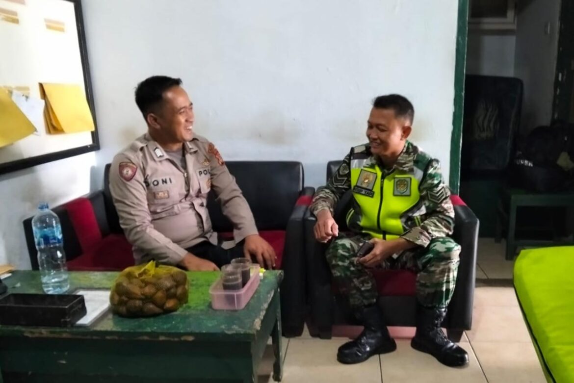 Sinergitas TNI-Polri Jaga Harkamtibmas, Polsek Panjalu Kunjungi Makoramil Panjalu