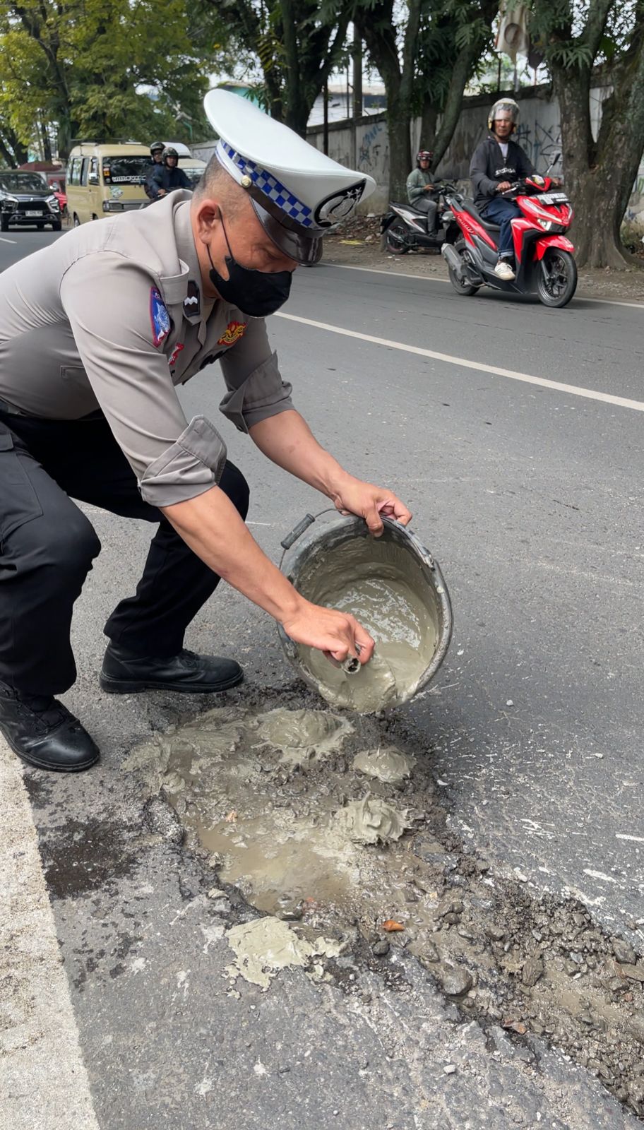 Antisipasi Laka Lantas Polsek Pameungpeuk Perbaiki Jalan Berlubang di Jalan Raya Banjaran