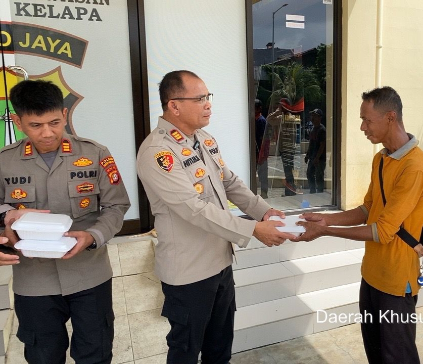 Kapolsek Kawasan Sunda Kelapa Berbagi Kebahagiaan, Bagikan Makanan Siap Santap