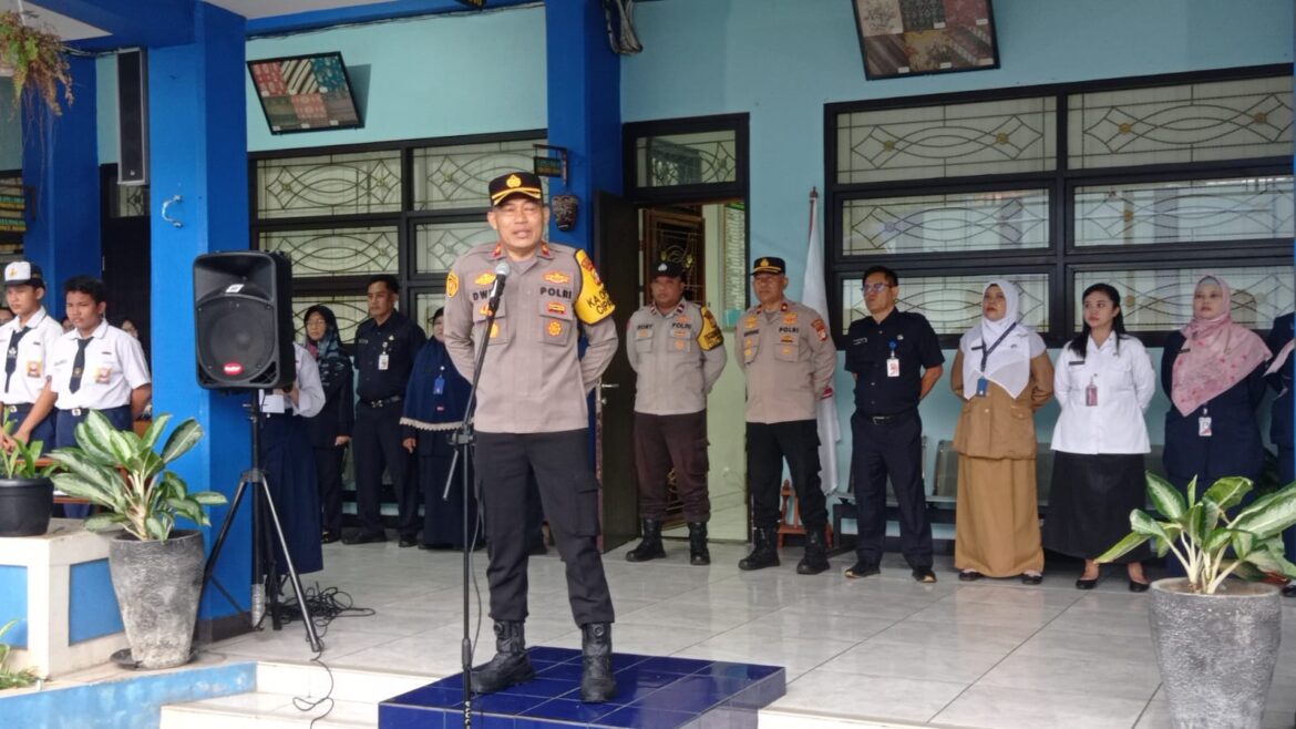Kapolsek Cipayung Lakukan Binluh ke SMPN 46 dalam Program Senin Pintar