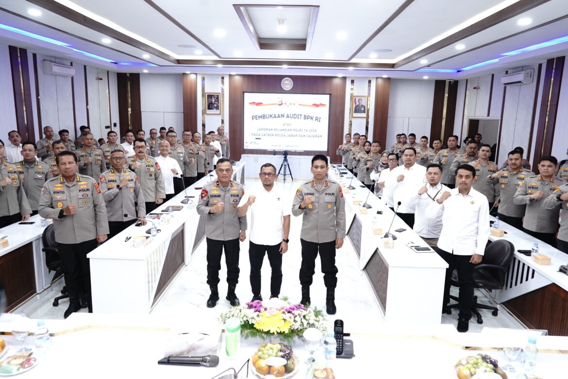 Kapolda Jabar Dampingi Wakil Pj 2 BPK RI Gelar Taklimat Awal Audit Laporan Keuangan Polri di Polda Jabar