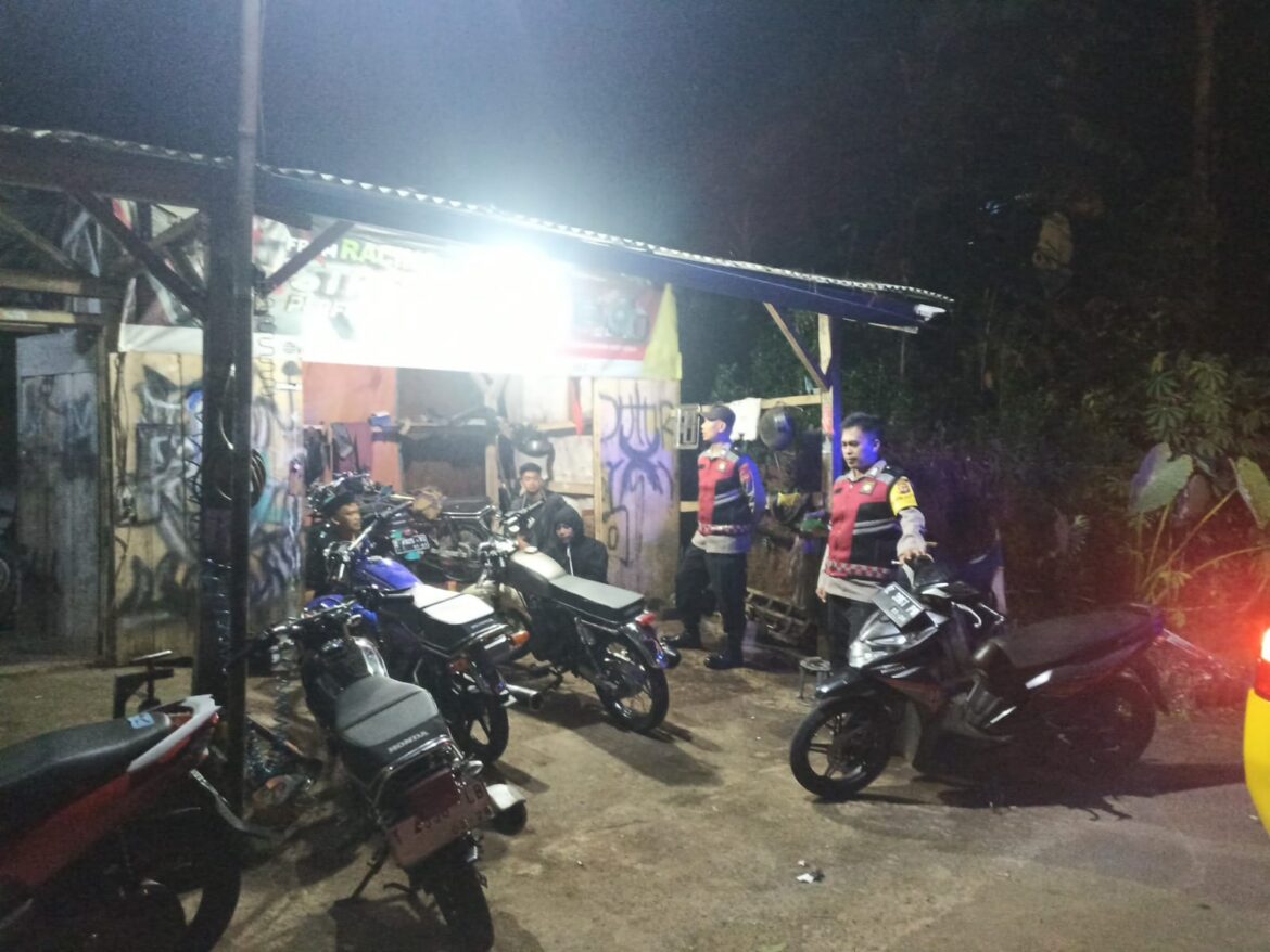 Berikan Rasa Aman, Personel Polsek Kawali Polres Ciamis Patroli Dialogis di Malam Hari