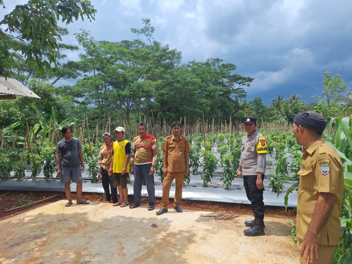 Dukung Asta Cita Presiden RI, Polsek Sukadana Ajak Warga Salakaria Buat Lahan Produktif