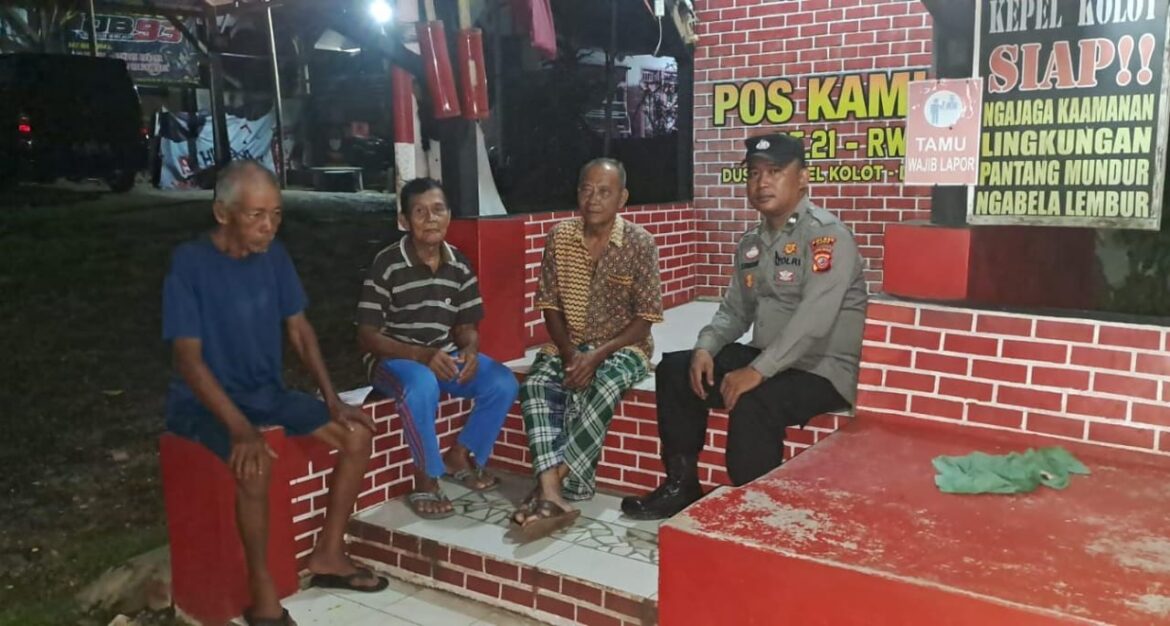 Perkuat Sinergitas, Polsek Cisaga Polres Ciamis Beri Binluh ke Warga Kepel Saat Ngeronda