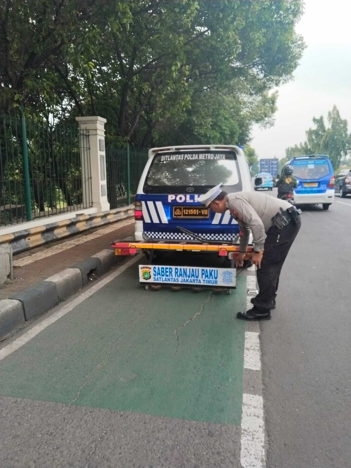 Sat Lantas Polres Metro Jakarta Timur Sterilisasi Paku untuk Persiapan Operasi Keselamatan Jaya 2025