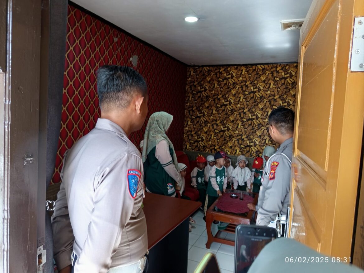 Polsanak, Makopolsek Kawali Polres Ciamis Kedatangan Anak Paud Kober Az – Zahra Desa Selasari