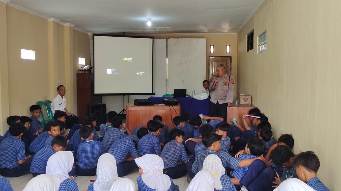 Polsek Kawali Polres Ciamis Beri Penyuluhan Bahaya Merokok dan Narkoba ke Pelajar SMPN 1 Kawali