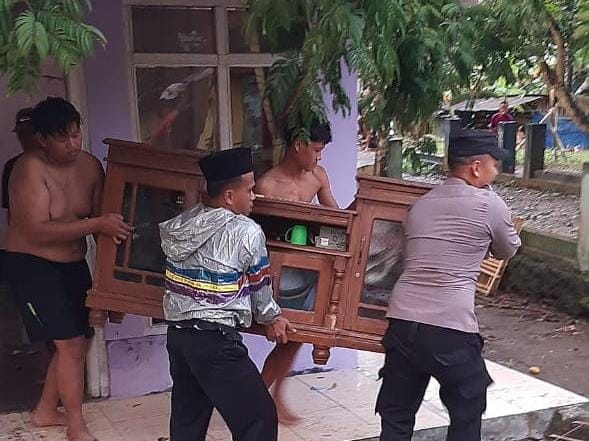 Personel Polsek Banjarsari Datangi TKP Pohon Tumbang Menimpa Rumah di Ratawangi