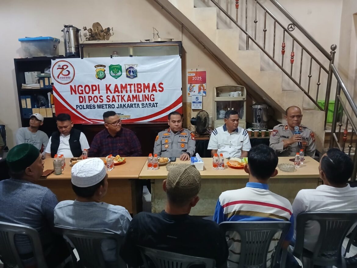 Polsek Tambora Gelar “Ngopi Kamtibmas” untuk Perkuat Sinergi dengan Warga di Pos Satkamling