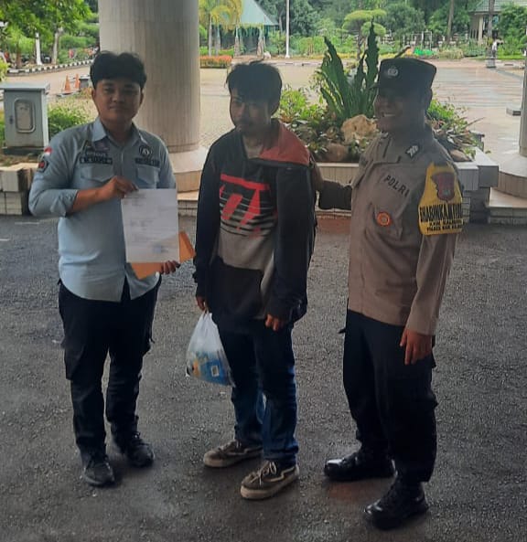 Perhatian Polsek Kawasan Kali Baru kepada Orang Terlantar
