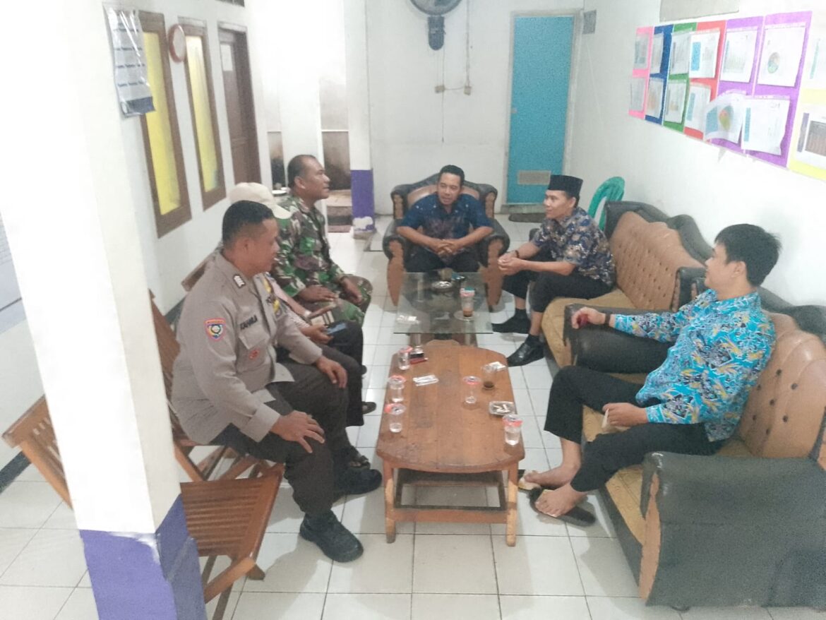 Sambangi Kantor Desa, Bhabinkamtibmas Ajak Perangkat Desa Jaga Kamtibmas