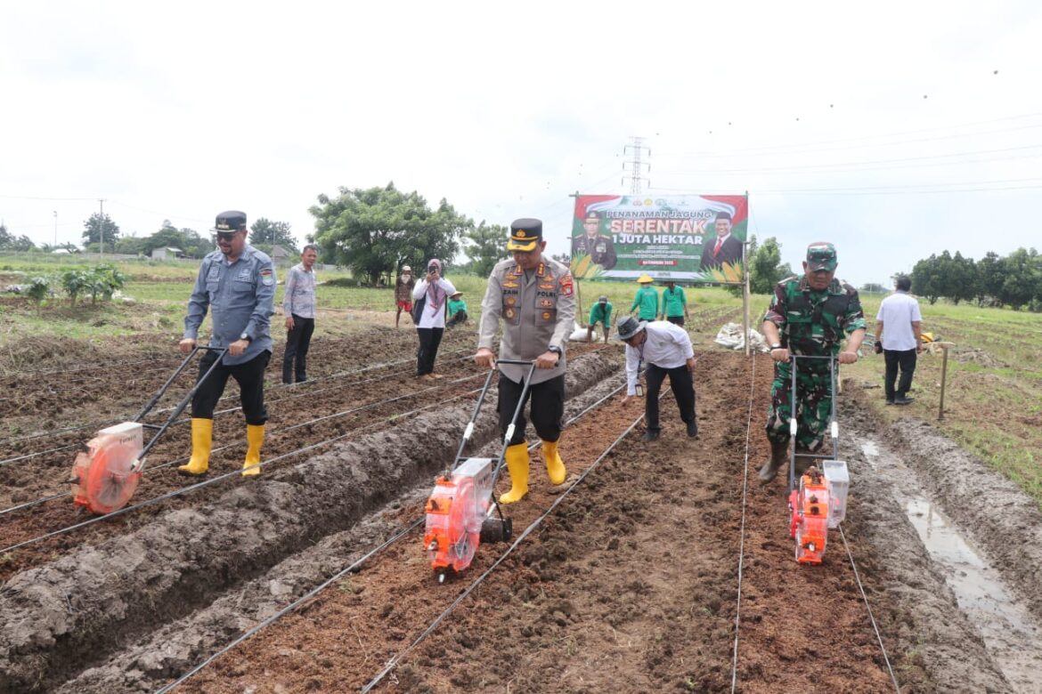 Asta Cita Presiden Prabowo, Kapolres Metro Tangerang Pimpin Penanaman Jagung Satu di Sepatan Tangerang