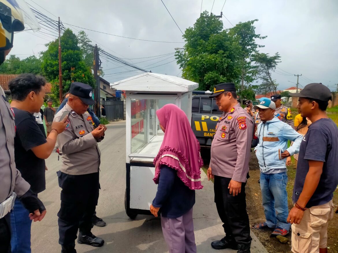 Polri Peduli, Kapolsek Pameungpeuk AKP Asep Dedi SH Beri Bantuan Gerobak ke Korban Kebakaran