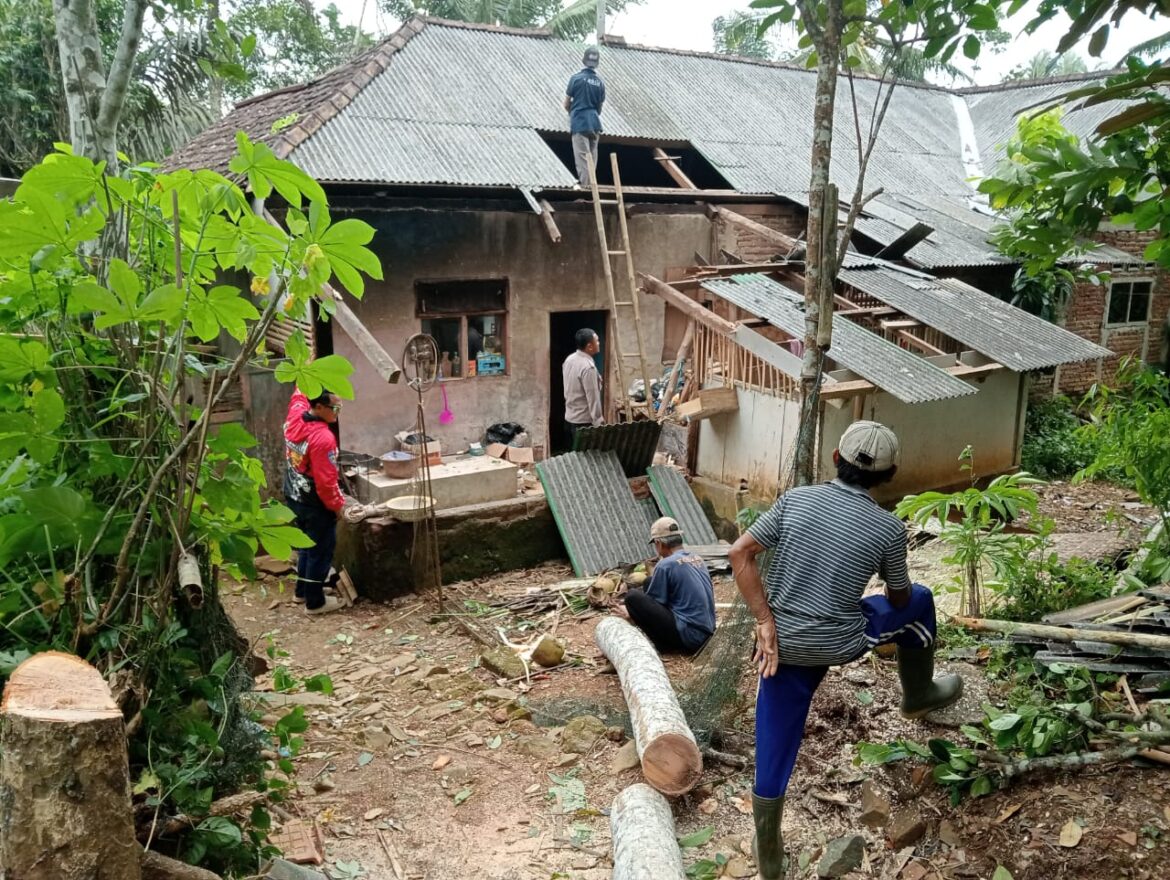 Personel Polsek Rancah Datangi TKP Pohon Tumbang Menimpa Rumah di Situmandala