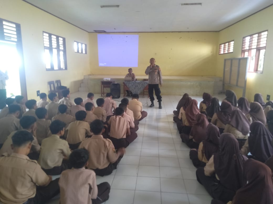 Humanis, Polsek Rajadesa Polres Ciamis Binluh Kenakalan Remaja ke Siswa SLTP N 6 Rajadesa