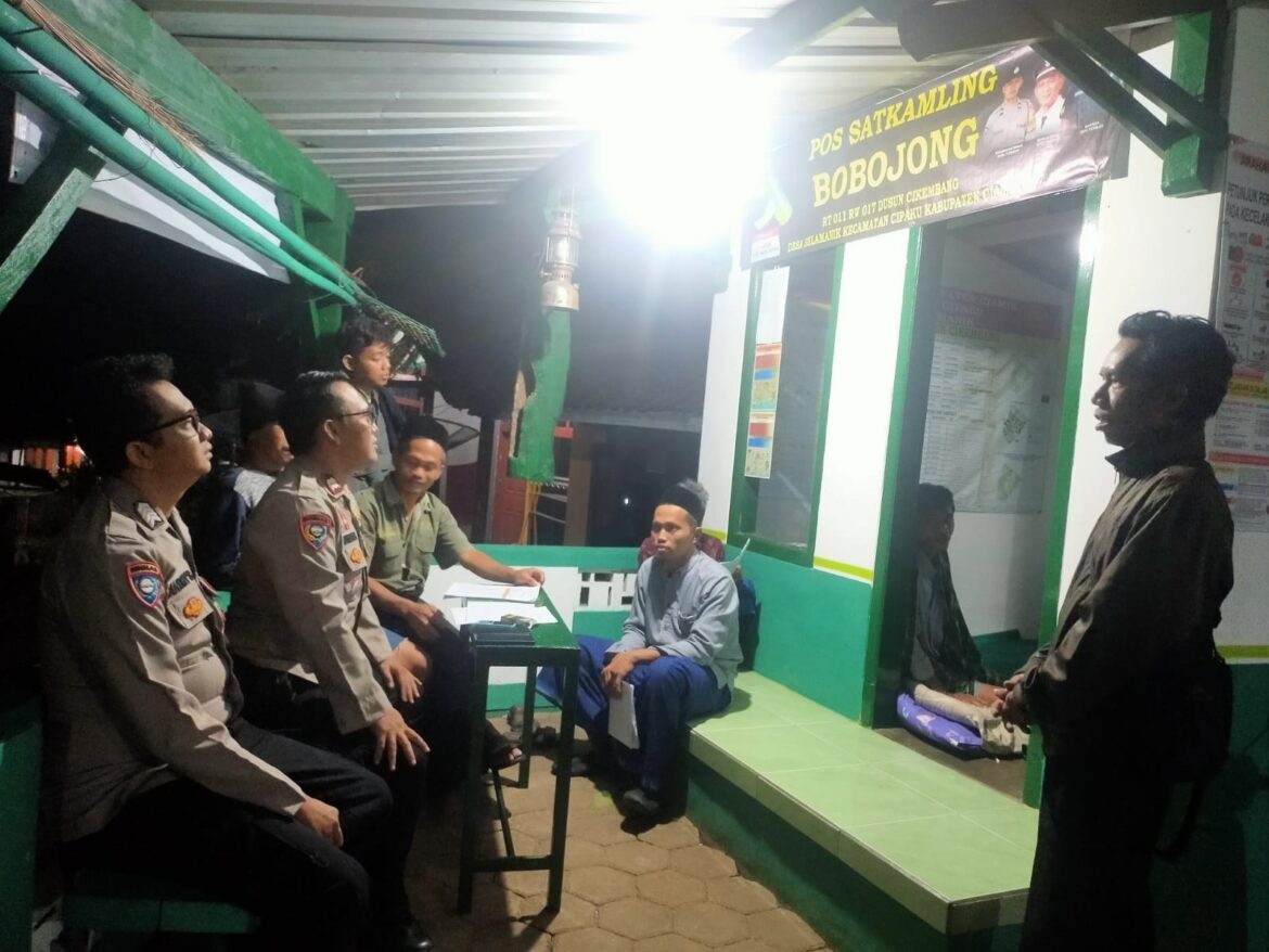 Humanis, Polsek Cipaku Polres Ciamis Patroli Dialogis Beri Kenyamanan Warga Saat Malam Hari