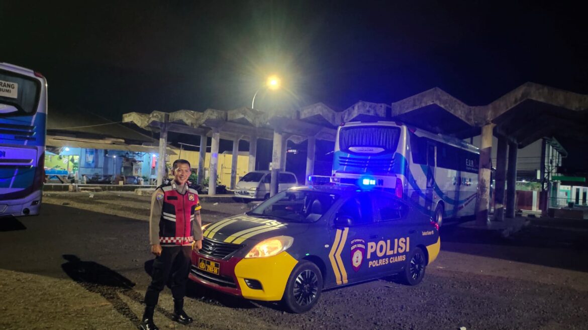 Berikan Rasa Aman, Personel Polsek Kawali Polres Ciamis Patroli Dialogis di Malam Hari
