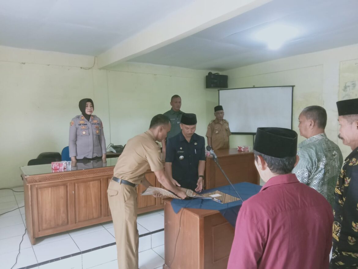Soliditas Polri dan Pemerintah, Polsek Kawali Hadiri Pelantikan Perangkat Desa Margamulya