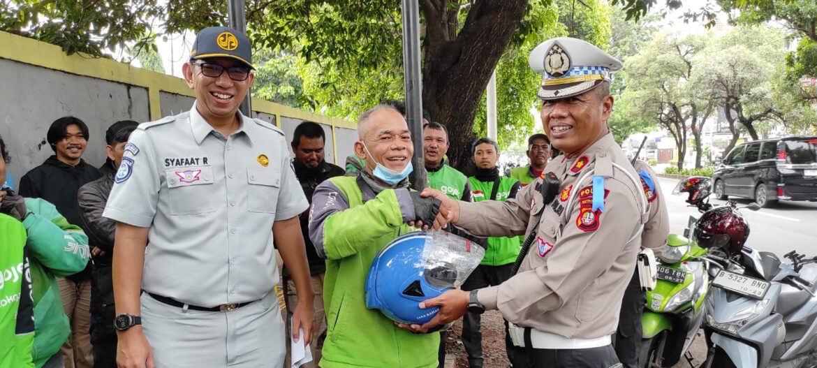 Coaching Clinic dan Pembagian Helm Gratis Warnai Hari Kedua Operasi Keselamatan 2025 di Jakarta Barat
