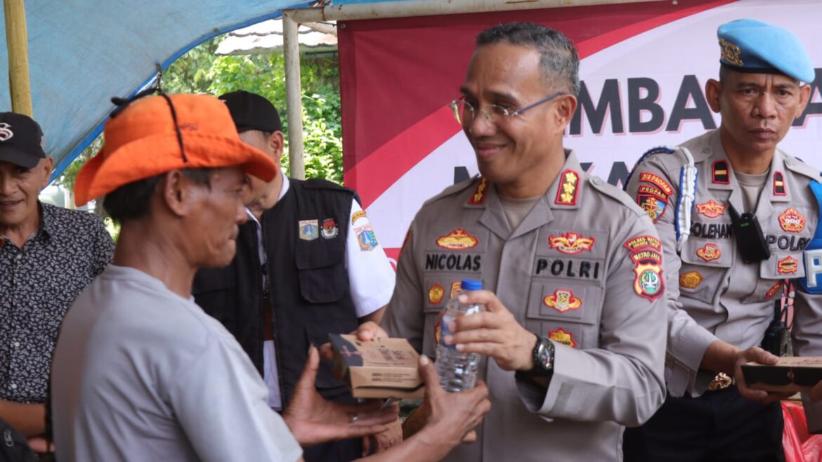 Polres Metro Jakarta Timur Gelar Aksi Sosial Berbagi Makanan untuk Warga Rawabunga