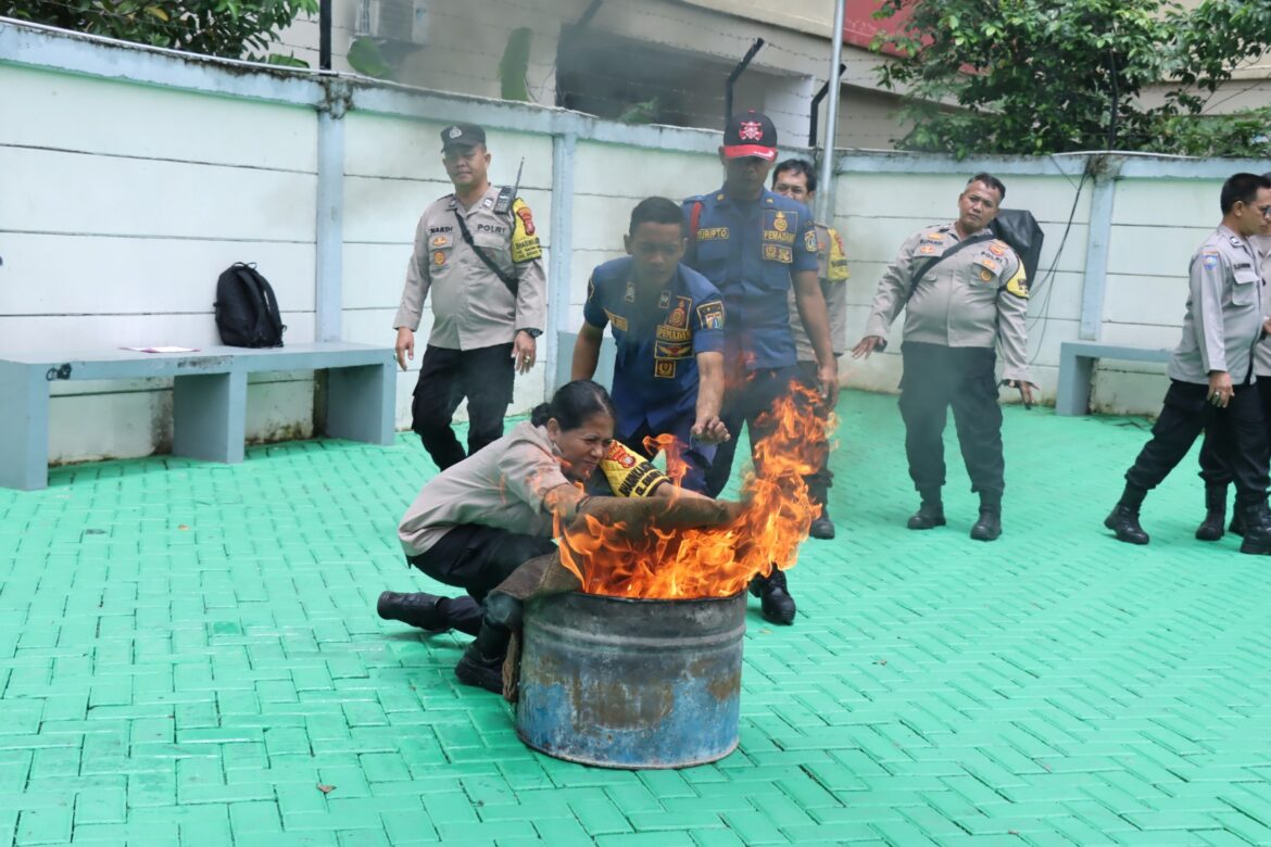 Tingkatkan Kesiapsiagaan, Bhabinkamtibmas Se-Jakarta Barat Dibekali Kemampuan Penanggulangan Kebakaran