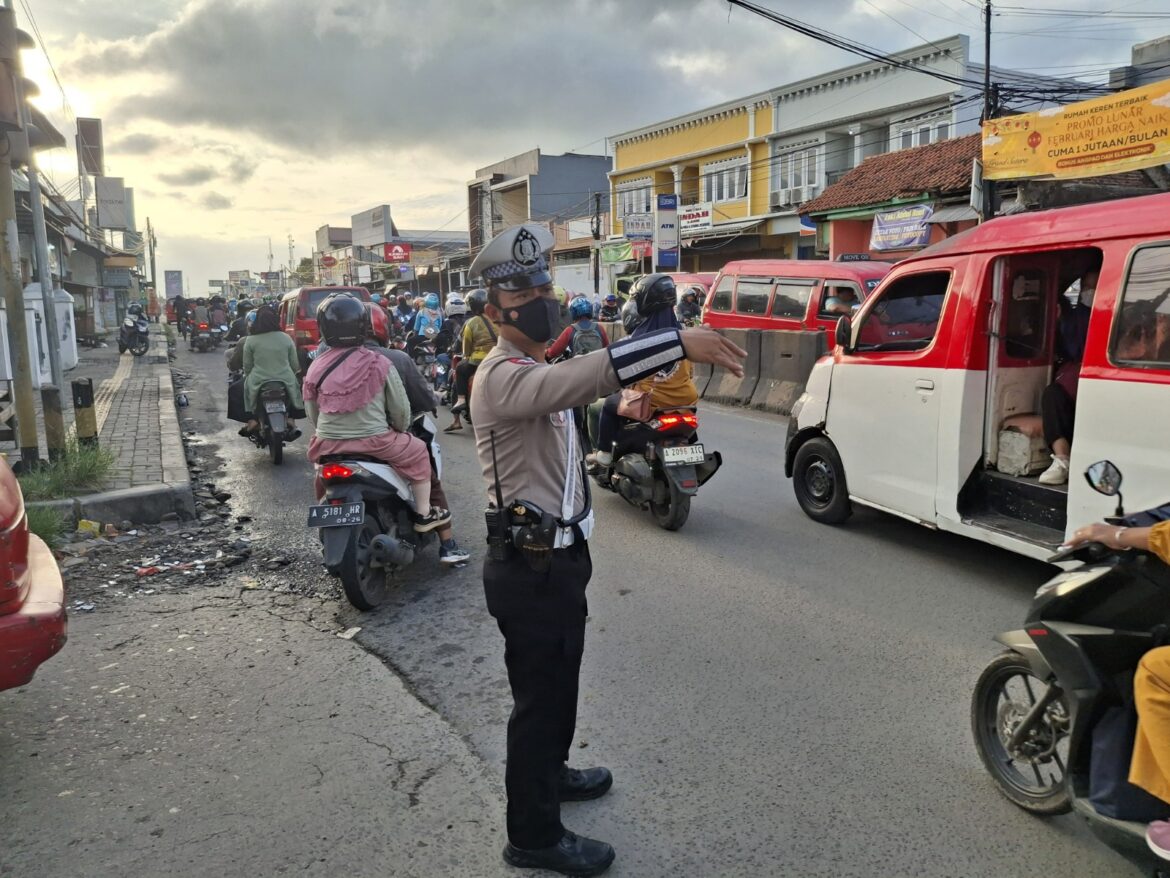 Hari ke 4 Operasi Keselamatan Maung 2025, Polres Serang Berikan Himbauan Keselamatan Bagi Pengendara