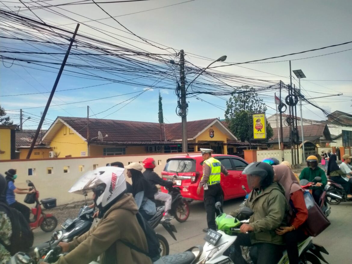 Anggota Lalulintas Polsek Tigaraksa Gatur Lalin Sore Hari