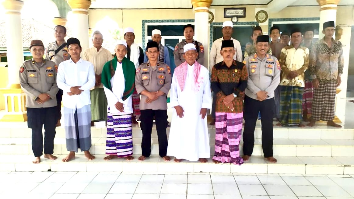 Kapolsek Kresek AKP A. Suryadi lakukan Sambang Tokoh Agama di Desa Gunung Kaler sebagai bentuk kepedulian dan pendekatan diri