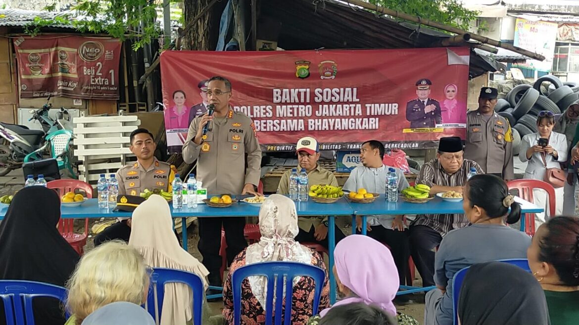 Jumat Peduli Polres Metro Jakarta Timur Bagikan Nasi Kotak kepada Warga Kurang Mampu di Cakung