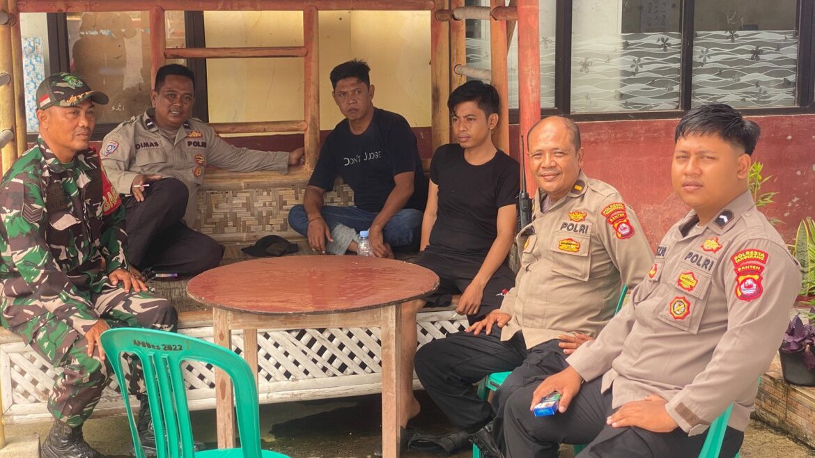 Upaya menjalin Sinergitas TNI-Polri dengan Masyarakat, Kanit Samapta Polsek Kresek bersama Anggota Polsek Kresek lakukan kegiatan Sambang di Desa Cipaeh