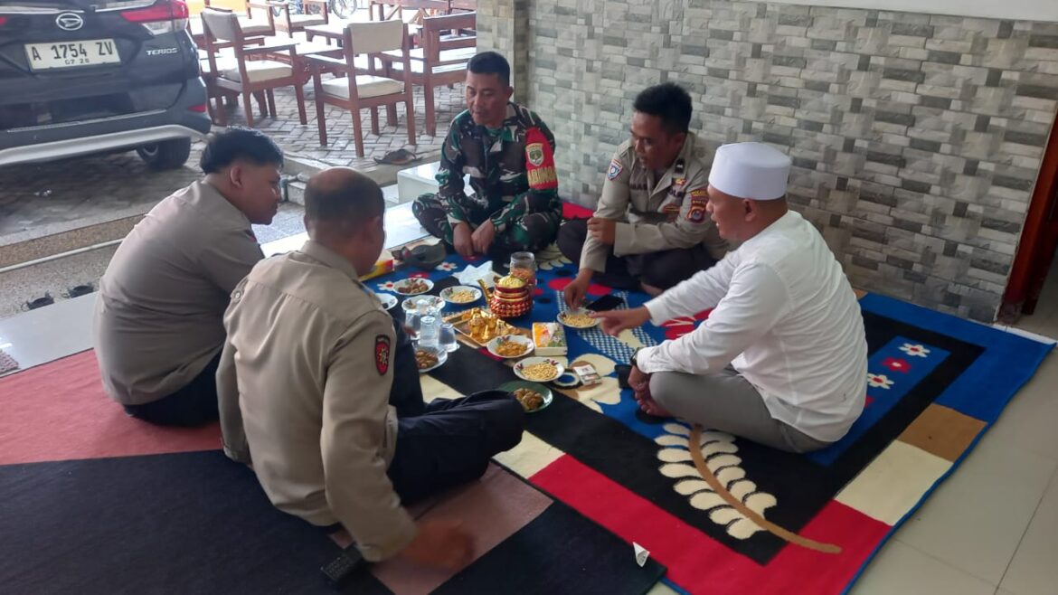 Tokoh Masyarakat di Desa Rancagede kerap dikunjungi Anggota Polsek Kresek dan Anggota Koramil 07 Kresek guna menjalin Tali Silaturahmi dengan para Sesepuh