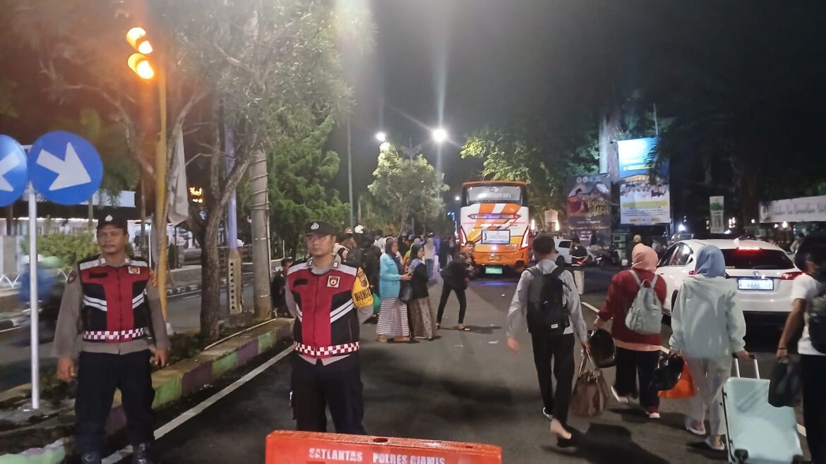 Cipta Kondisi, Polres Ciamis Siagakan Personel PAM Pemberangkatan Study Tour SMK Informatika