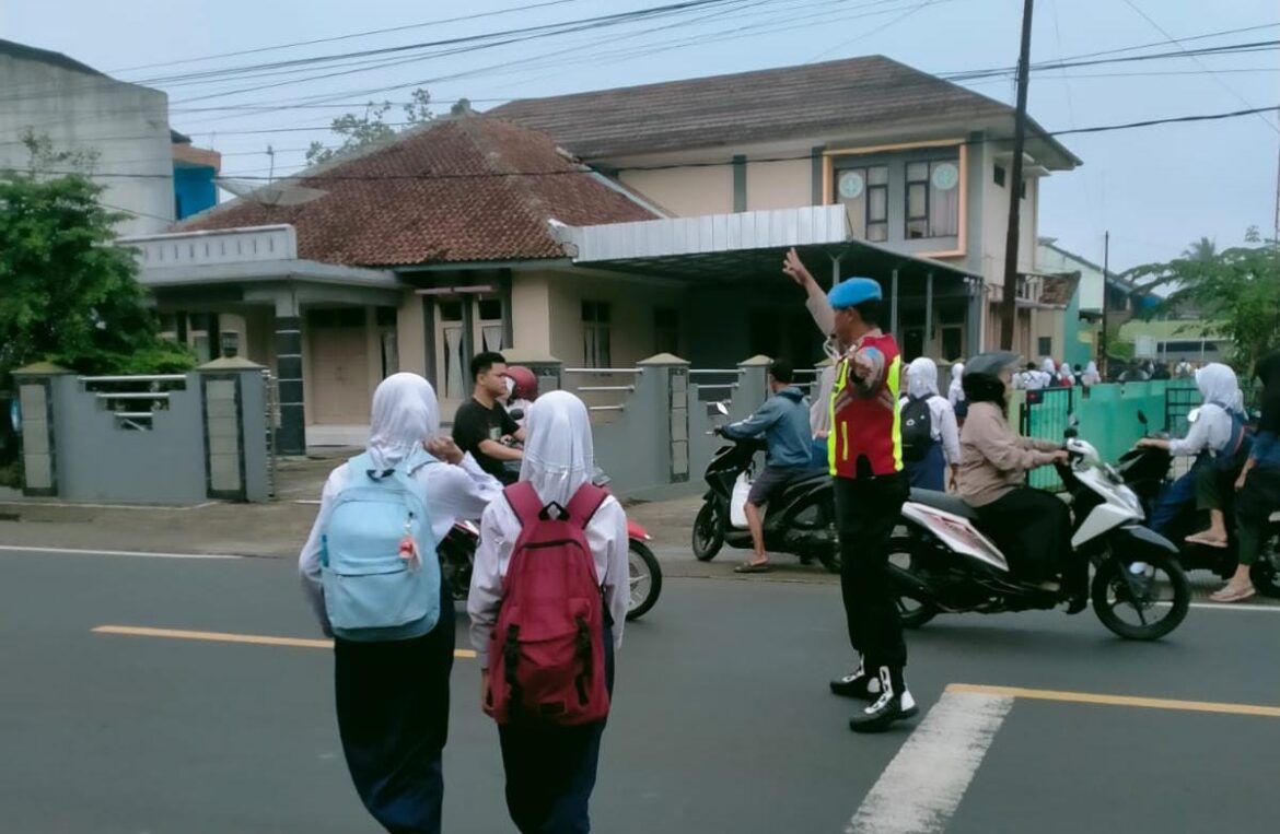 Pelayanan Masyarakat, Polsek Cipaku Polres Ciamis Bantu Anak Sekolah Menyebrang di Jalur Padat