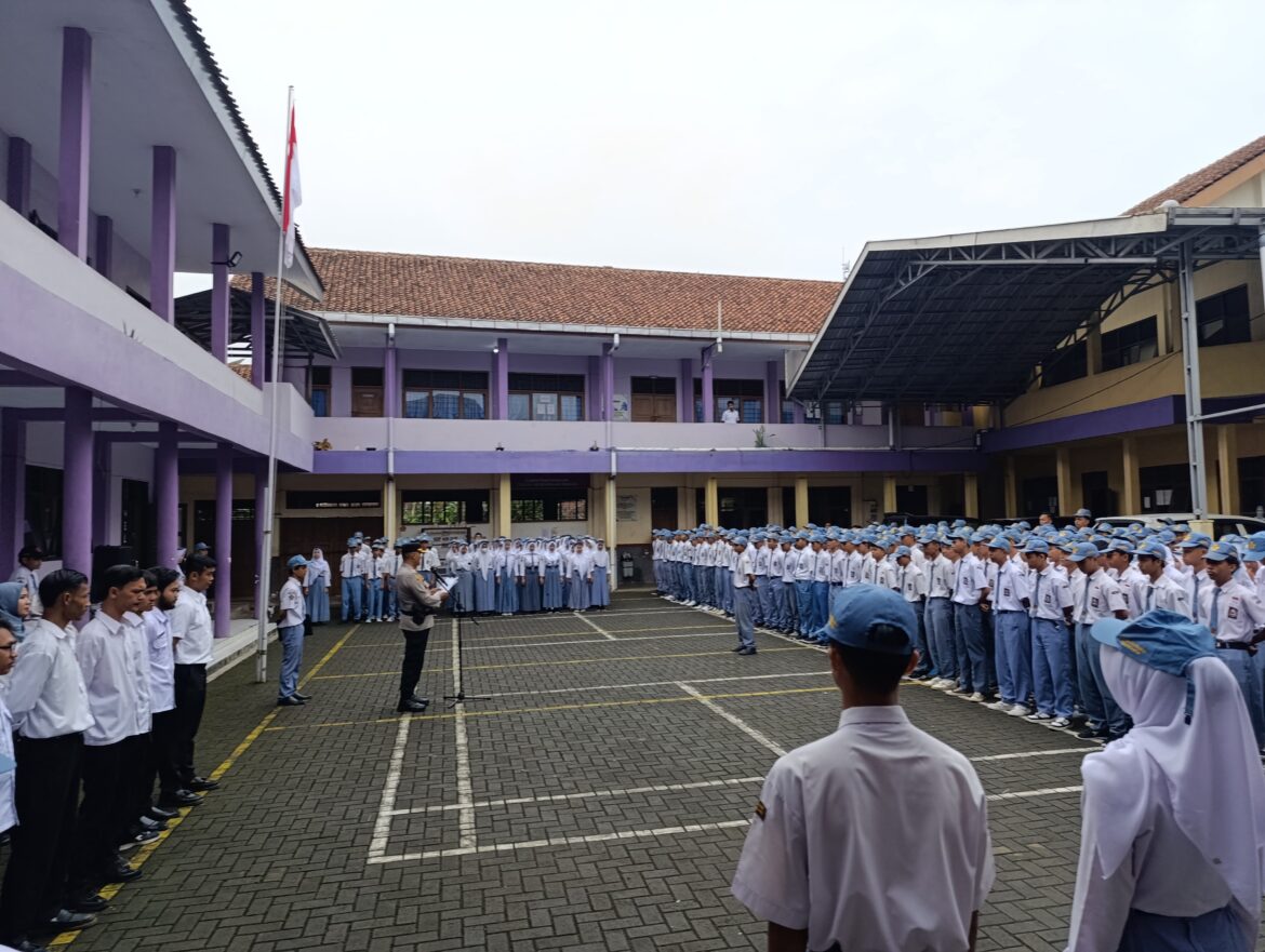 Humanis, Kapolsek Cikoneng Datang ke SMK Galuh Rahayu Beri Pembinaan Saat Upacara Bendera