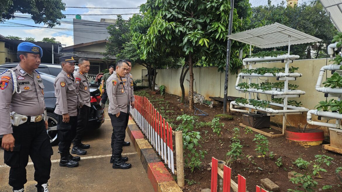 Wakapolres MetroJakarta Timur Tinjau Kesiapan Hidroponik di Polsek Ciracas Dukung Program Ketahanan Pangan