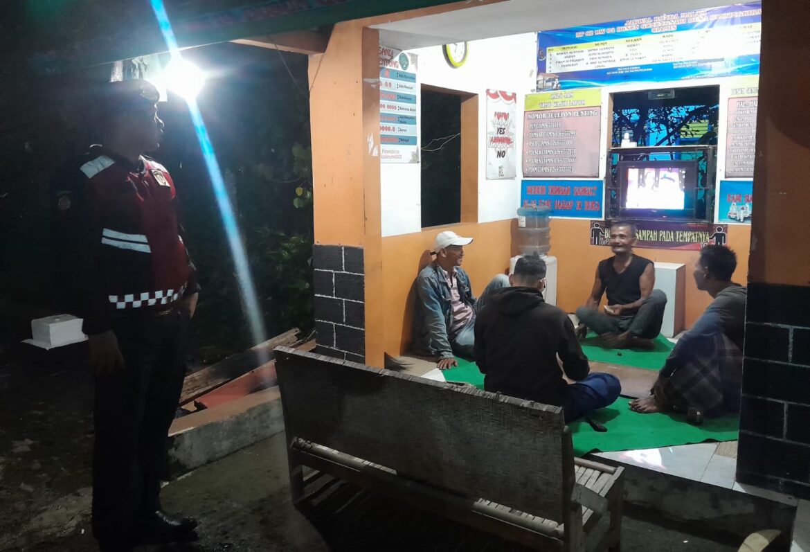 Perkuat Sinergitas, Satuan Samapta Polres Ciamis Beri Binluh ke Warga Otista Saat Ngeronda
