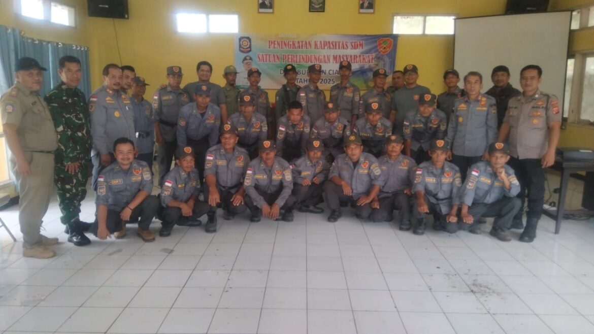 Kanit Binmas Polsek Panjalu Polres Ciamis Jadi Narsum Pembinaan Linmas se- Kecamatan Panjalu