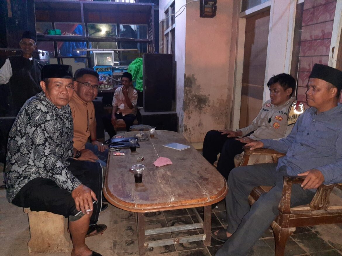 Humanis, Polsek Cipaku Polres Ciamis Patroli Dialogis Beri Kenyamanan Warga Saat Malam Hari