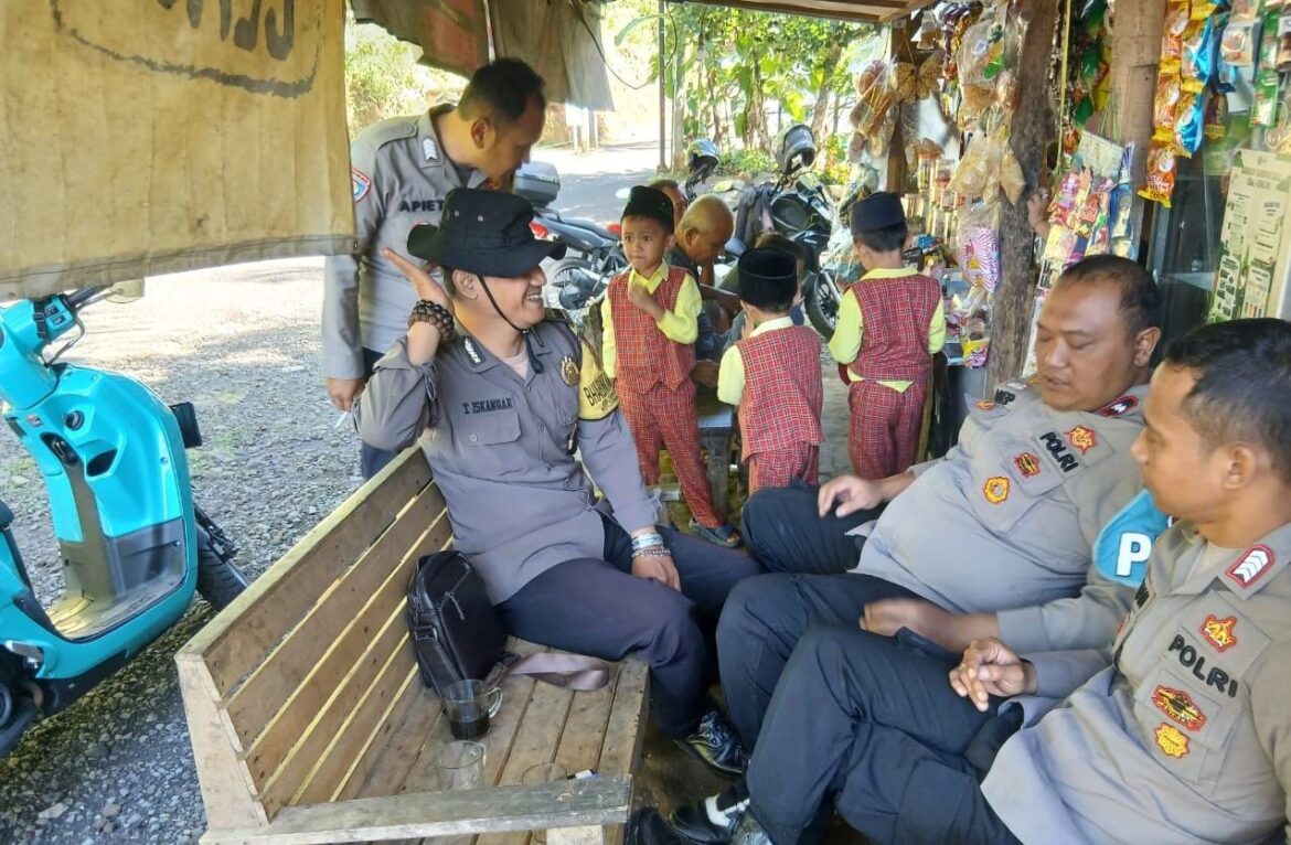 Berikan Rasa Nyaman, Polsek Cikoneng Polres Ciamis Monitoring Obyek Wisata Sukaresik